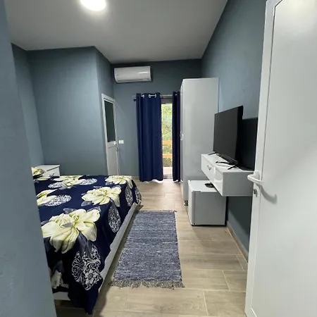 Bujtina E Qilimave בית הארחה 3*